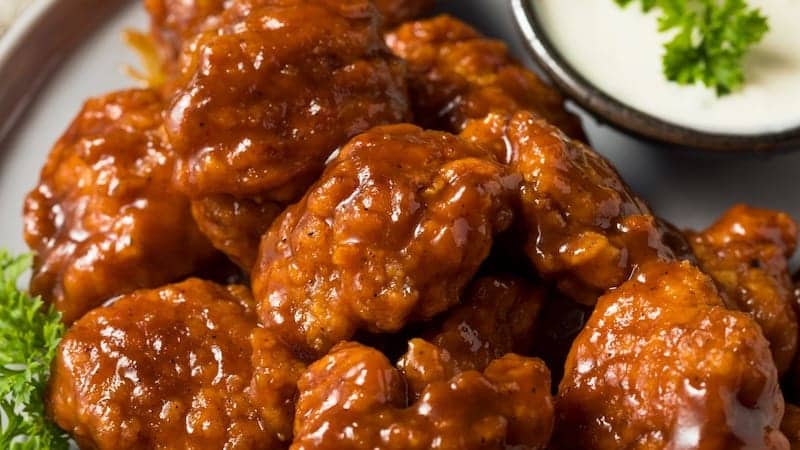 Boneless chicken wings with sauce and dip - Picklenpins
